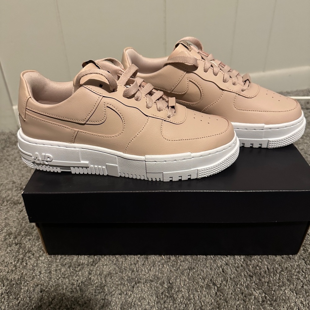 Nike Beige Sneakers